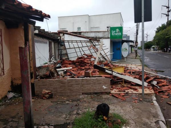 Toda a parte frontal da casa foi derrubada. Cacos de telha chegaram a alcançar a avenida, mas não abstruíram a via. No local, é possível ver fios de energia tocando o chão.  O vizi(Imagem:Reprodução)