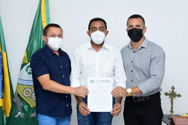 Prefeito Joel Rodrigues assina convênio de R$ 100 mil para o Corisabbá(Imagem:SECOM)