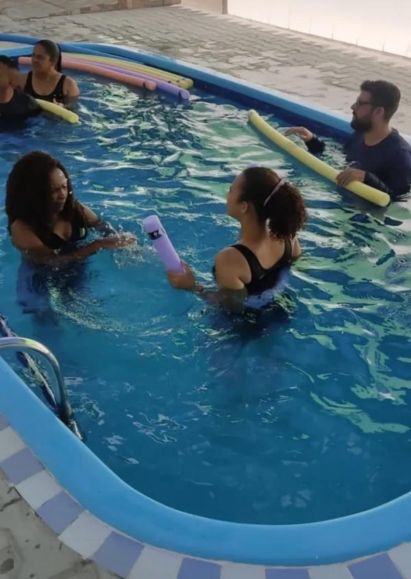 Servidores da APAE participam de treinamento de hidroterapia(Imagem:Reprodução)