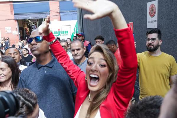 Bia é recebida por inúmeros fãs e comerciantes em sua visita ao Brás, centro comercial popular em São Paulo e faz a alegria dos fãs.(Imagem:Van Campos/Agnews)