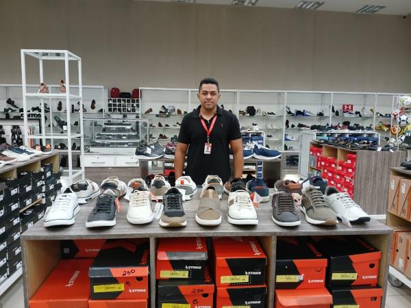 Jhoney, chefe do setor de calçados do Armazém Paraíba.(Imagem:FlorianoNews)