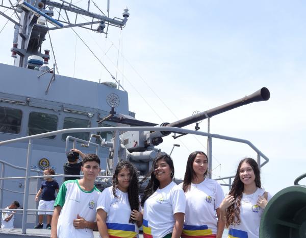 Aula a bordo: estudantes da Escola do Mar acompanham rotina de navio da Marinha em Lu&iacute;s Correia(Imagem:Ascom Seduc)