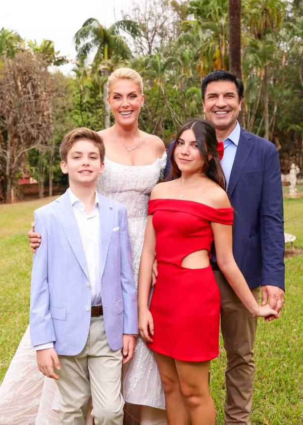 Ana Hickmann com o filho, Alezinho, e Edu Guedes com a filha, Maria Eduarda Guedes.(Imagem:Manu Scarpa/Brazil News)