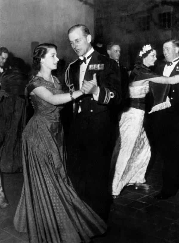 Princesa Elizabeth e o Príncipe Philip são fotografados durante baile organizado pela Marinha Real, em de dezembro de 1950.(Imagem:AFP)