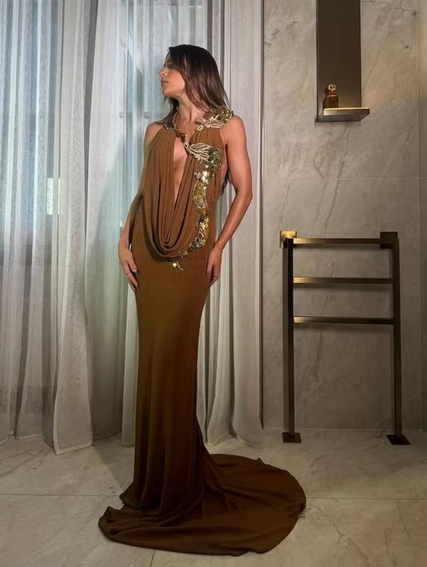 Jade Picon chama atenção com decote até umbigo.(Imagem: Instagram)