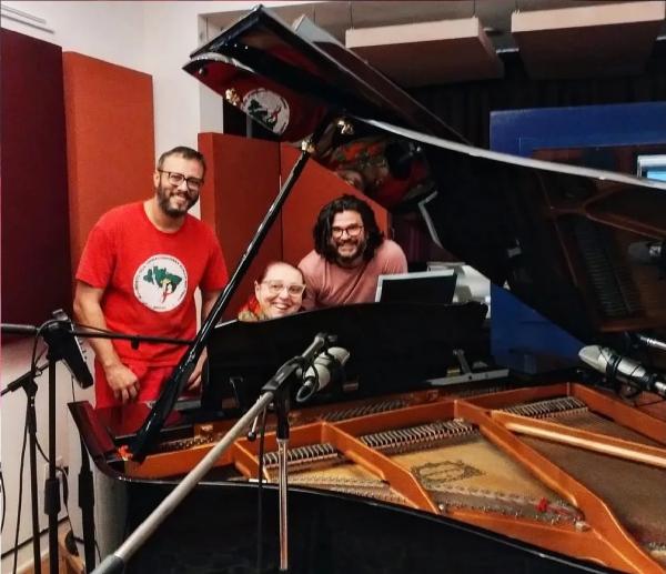 Cida Moreira grava em estúdio o show em que canta músicas do compositor Sérgio Sampaio(Imagem:Reprodução)