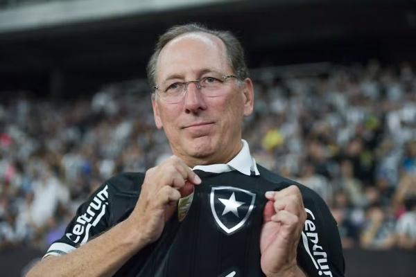 John Textor em Botafogo x Corinthians, pelo Brasileir&atilde;o 2025.(Imagem: Thiago Ribeiro/AGIF)