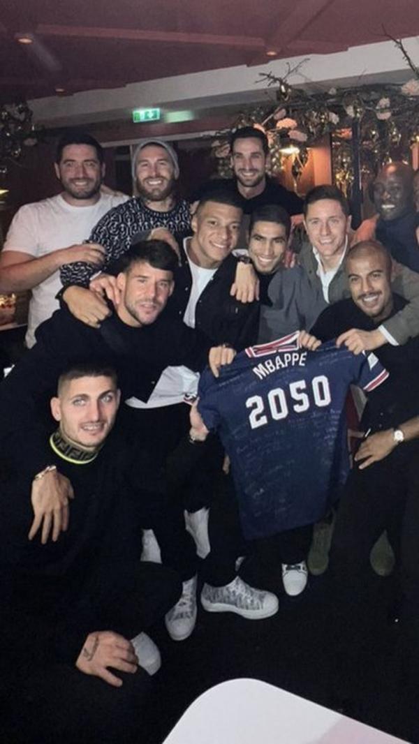 Elenco do PSG ?renova? contrato de Mbappé até 2050 em festa de aniversário do craque(Imagem:Reprodução)