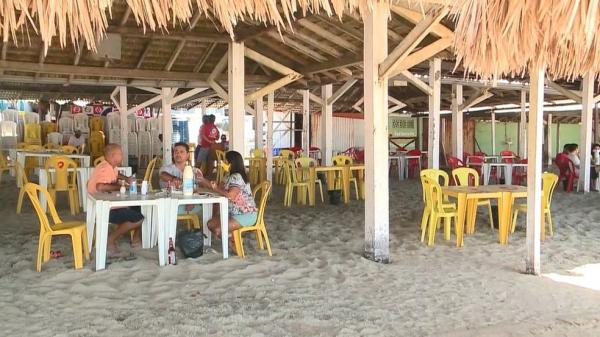 Ingestão de bebidas alcoólicas é permitida nas barracas de praia.(Imagem:Reprodução/TV Clube)