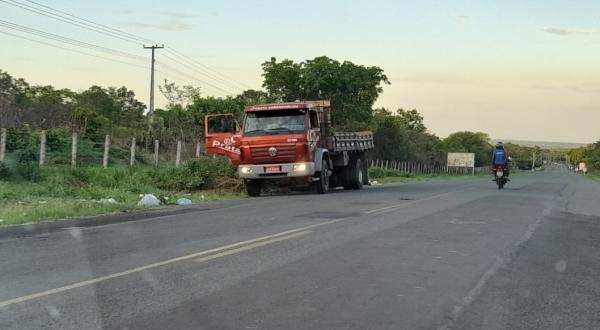 SEINFRA notifica empresa por descarte irregular de lixo em terreno na BR-343 em Floriano.(Imagem:Secom)