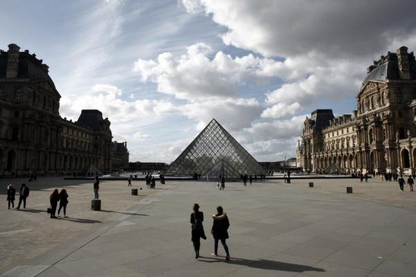 O museu do Louvre em Paris, que abriga a Mona Lisa e outras obras de arte mundialmente famosas, sofreu uma queda de 72% no número de visitantes em 2020 em comparação com 2019, como(Imagem:Reprodução)