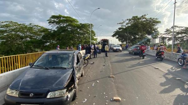 Condutor do carro preto e o motociclista foram levados para um hospital de Teresina.(Imagem: Hélder Vilela /TV Clube)