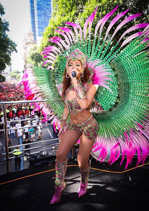 Anitta usa fantasia em homenagem à Mangueira, no Bloco da Poderosa.(Imagem:Brazil News)