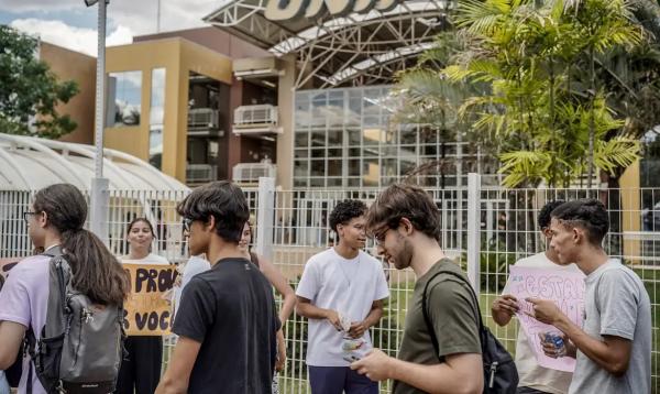 Mais de 2,6 milhões de estudantes fizeram a prova neste domingo.(Imagem:Rafa Neddermeyer/Agência Brasil)