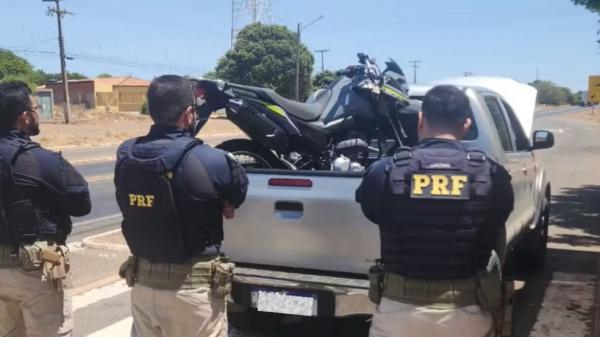 Motorista é levado à delegacia após transportar moto roubada em caminhonete roubada no Piauí.(Imagem:Divulgação/PRF)