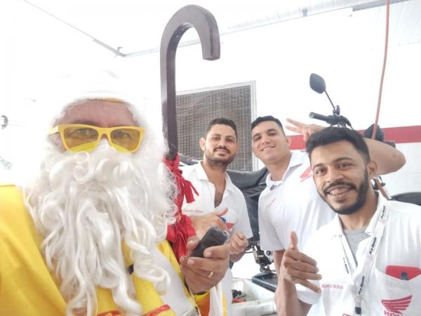 Repórter Amarelinho se veste de Papai Noel para manter viva a magia do Natal em Floriano.(Imagem:FlorianoNews)