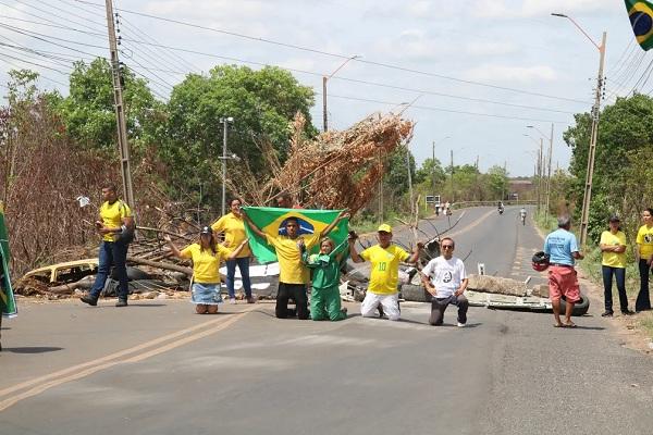  Bolsonaristas ajoelhados durante manifestação na BR-316 em Teresina.(Imagem: Lucas Marreiros/g1 )