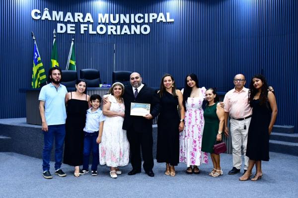 Câmara Municipal homenageia cientista florianense com o diploma do Mérito Legislativo(Imagem:CMF)