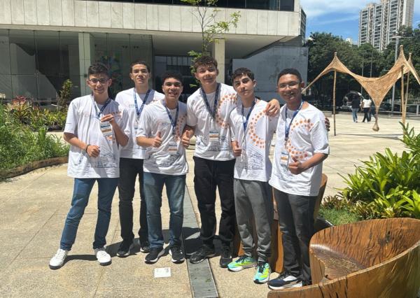 Estudantes do CETI Governador Dirceu Mendes Arcoverde no p&aacute;tio da Funda&ccedil;&atilde;o Get&uacute;lio Vargas, no Rio de Janeiro.(Imagem:Ascom Seduc)