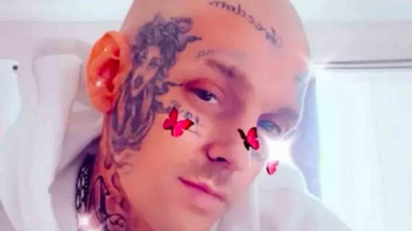 Aaron Carter surpreende fãs a aparecer com tatuagem no rosto e cabelos raspados(Imagem:Reprodução)