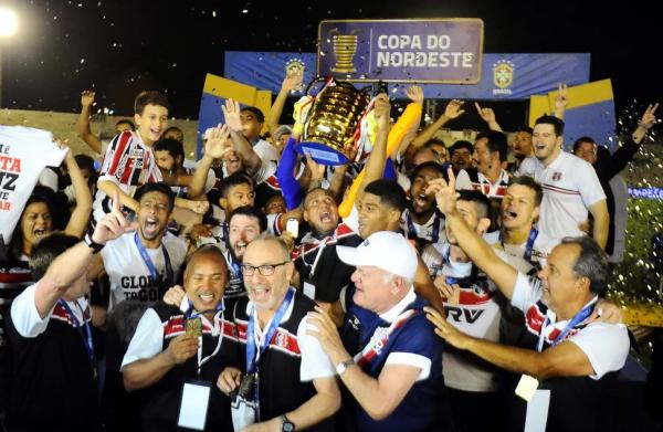  Santa Cruz campeão Copa do Nordeste em 2016.(Imagem:Ademar Filho / Agência Estado )