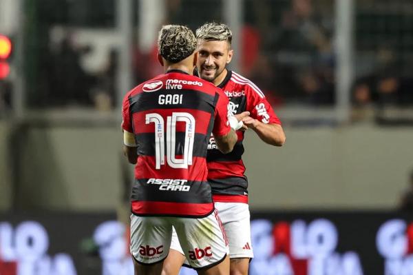 gabigol, arrascaeta, flamengo.(Imagem:Gilson Lobo/AGIF)