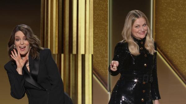 Tina Fey e Amy Poehler apresentam o Globo de Ouro 2021 à distância(Imagem:Reprodução)