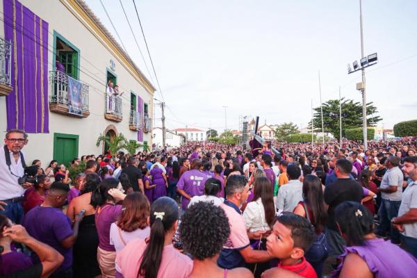 Ciro e Joel s&atilde;o cumprimentados pela popula&ccedil;&atilde;o durante a Prociss&atilde;o do Bom Jesus dos Passos em Oeiras.(Imagem:Ascom)