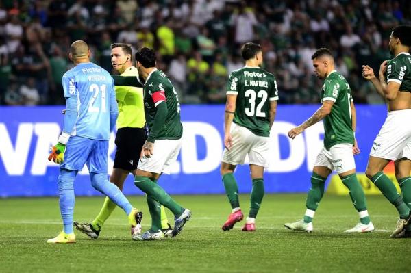 Weverton reclama com o árbitro Ramon Abatti Abel em Palmeiras x Flamengo.(Imagem:Marcos Ribolli)