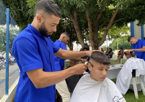 Prefeitura promove ação de corte de cabelo masculino para crianças assistidas pelos CRAS.(Imagem:Secom)