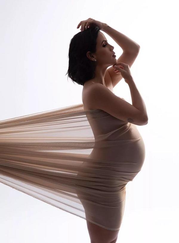 No nono mês de gravidez, Pérola Faria ganhou 9 quilos.(Imagem:Carol Corrêa)
