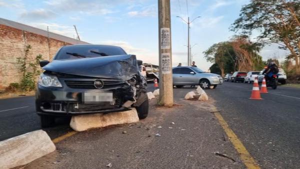 Motorista causa colis&atilde;o ao reduzir velocidade para ver acidente em que carro derrubou muro, em Teresina.(Imagem:Pedro Lima/g1 Piau&iacute;)