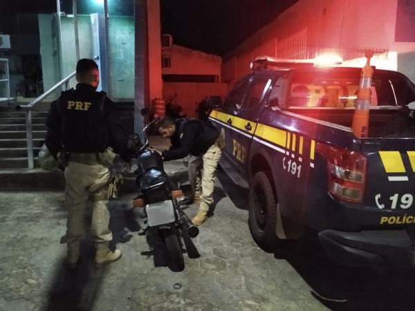 Durante fiscalização, os policiais verificaram que a motocicleta apresentava indícios de adulteração.(Imagem:Divulgação/PRF)