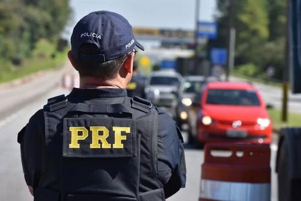 Agente da PRF durante Operação Semana Santa em MS.(Imagem:PRF)