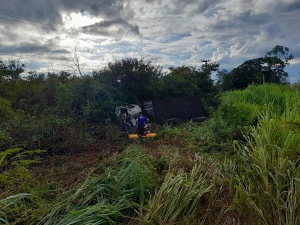 Caminhoneiro morre após invadir pista contrária e veículo tombar na BR-135, no Sul do Piauí(Imagem:Divulgação/PRF)