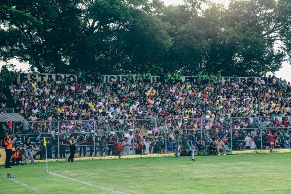 P&uacute;blico lotou o est&aacute;dio Lindolfo Monteiro)(Imagem:Jo&atilde;o Allbert)