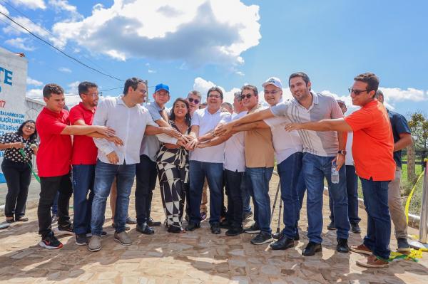 O governador Rafael Fonteles esteve na cidade inaugurando a pavimentação e anunciando novos investimentos.(Imagem:Divulgação)
