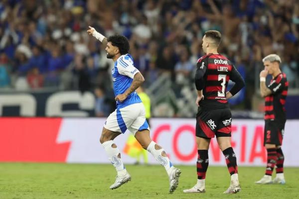 Gabigol comemora o gol contra o Flamengo.(Imagem:Gilson Lobo/AGIF)