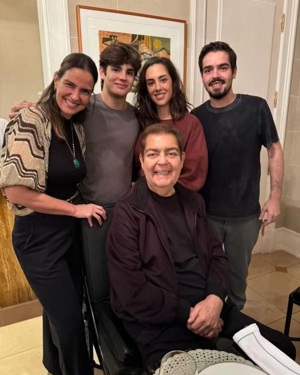 Faustão posa com a esposa, Luciana, e os filhos Rodrigo, Lara e João.(Imagem: Reprodução/Instagram)
