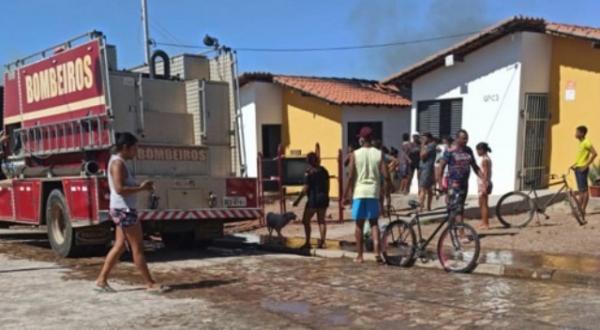 Bombeiros são acionados para apagar incêndio em casa no residencial Alto da Cruz.(Imagem:Divulgação)