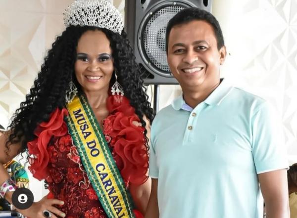 Deputado estadual Francisco Costa (PT) com a musa do carnaval Elineuza Ramos(Imagem:Reprodução)