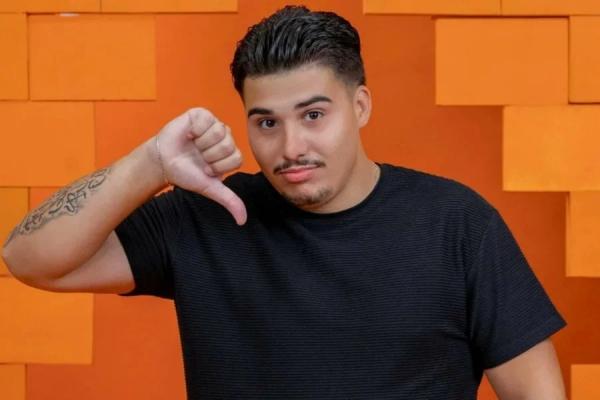 Pedro aperta bot&atilde;o e desiste do BBB 26 ap&oacute;s ter tentado beijar Jordana sem consentimento(Imagem:Reprodu&ccedil;&atilde;o)