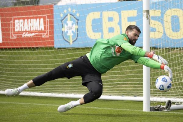 Alisson foi a campo para treinamento nesta quinta-feira, na Granja Comary.(Imagem: Lucas Figueiredo/CBF)