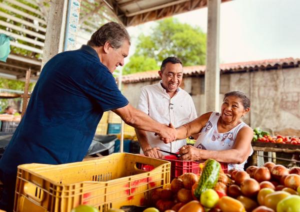 Joel Rodrigues recebe apoio do prefeito Gustavo Medeiros durante agenda em Uni&atilde;o (Imagem:Ascom )