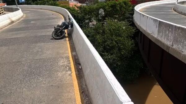 Bombeiros fazem buscas por motociclista que supostamente caiu da Ponte da Amizade, entre Teresina e Timon (MA).(Imagem:Reprodu&ccedil;&atilde;o)