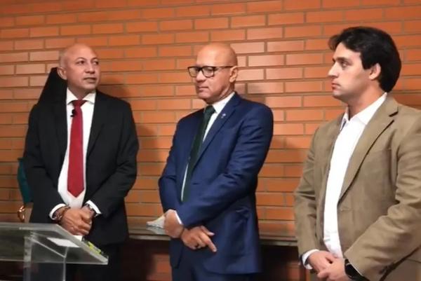 Da esquerda para direita: Warton Lacerda, suplente; Franzé Silva, presidente da Alepi; Flávio Nogueira Júnior, secretario de infraestrutura do Piauí.(Imagem:Reprodução)