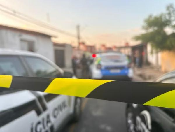 Crime homicídio viatura polícia Teresina faixa policial.(Imagem:Eric Souza/g1)