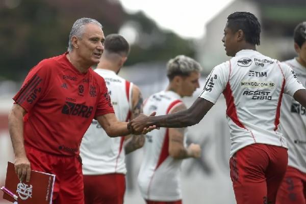 Tite e Bruno Henrique em treino do Flamengo (Imagem:Marcelo Cortes / CRF)
