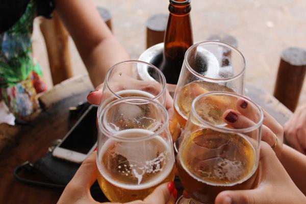 Decreto proíbe consumo de bebida alcoólica em locais públicos e áreas externas de bares e restaurantes.(Imagem:Giovanna Gomes / Unsplash / Divulgação)