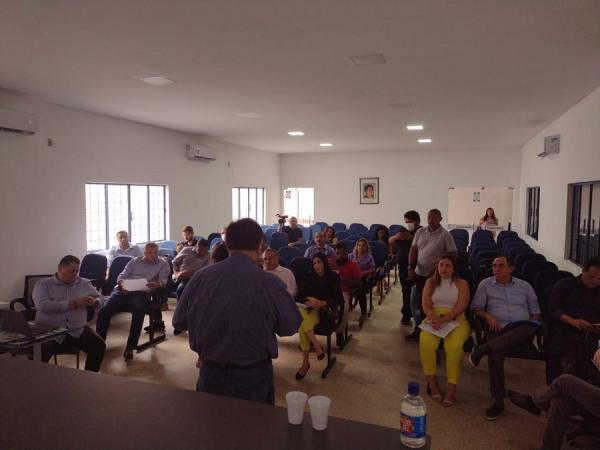 Prefeito de Floriano reúne equipe de secretários para alinhar metas e apresentar projetos em reunião.(Imagem:FlorianoNews)